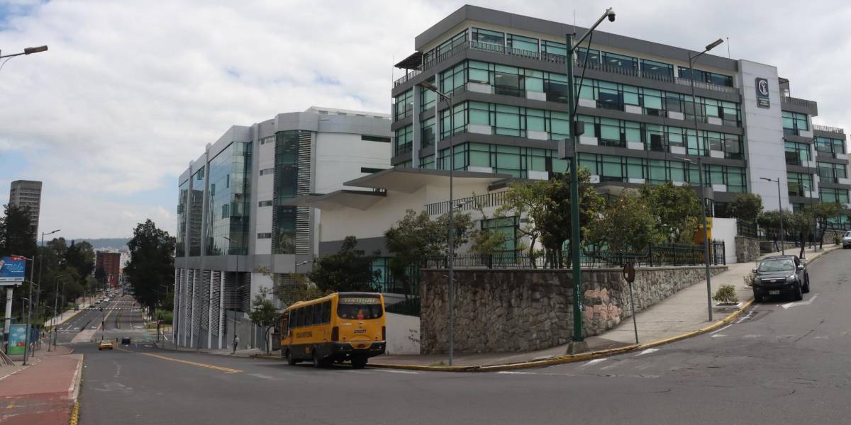 La Contraloría analizará de manera preliminar los contratos colectivos de CNT, CNEL, Petroecuador y Celec