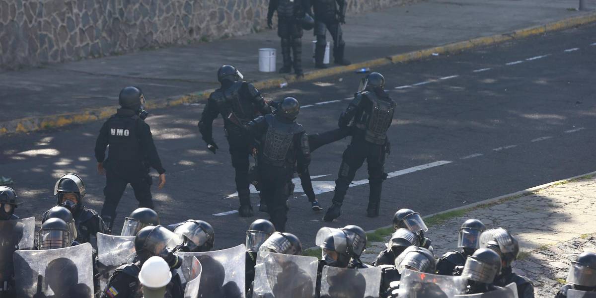 Paro en Ecuador: seis policías heridos tras enfrentamientos en la Asamblea