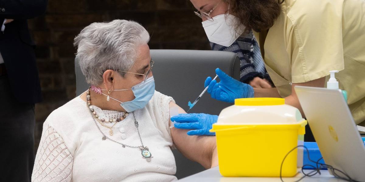 Los anticuerpos neutralizantes contra ómicron se incrementan 10 veces tras tercera dosis en mayores de 65 años