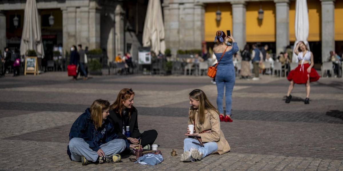 Mascarillas dejan de ser obligatorias en espacios exteriores de Italia y España