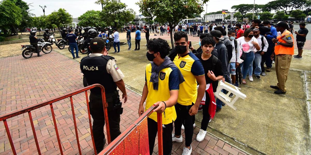 Hinchas reclaman entradas afuera de la FEF
