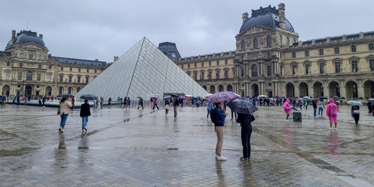 El Louvre, el museo más visitado en el mundo y el Palacio de Versalles en París evacuados por temor a un atentado