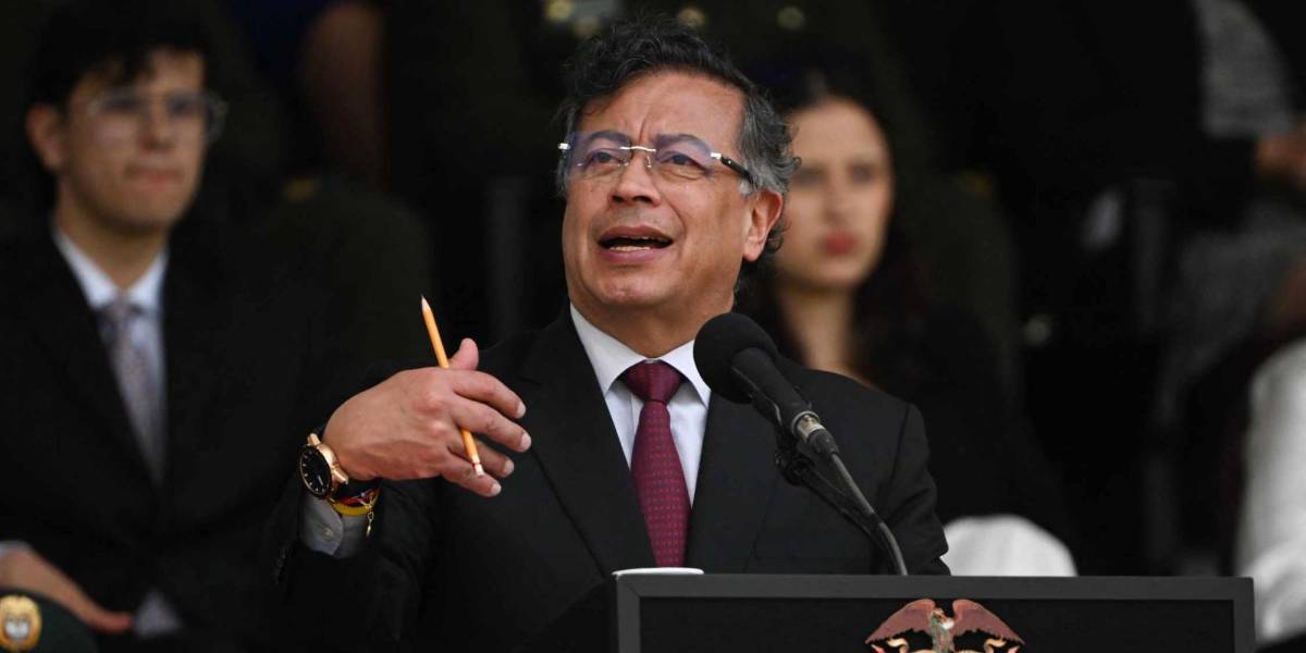 Gustavo Petro denuncia que los narcotraficantes quieren atacar el avión presidencial con misiles