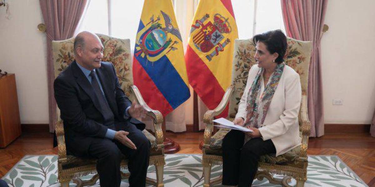 La canciller de Ecuador recibe las cartas credenciales del nuevo embajador de España