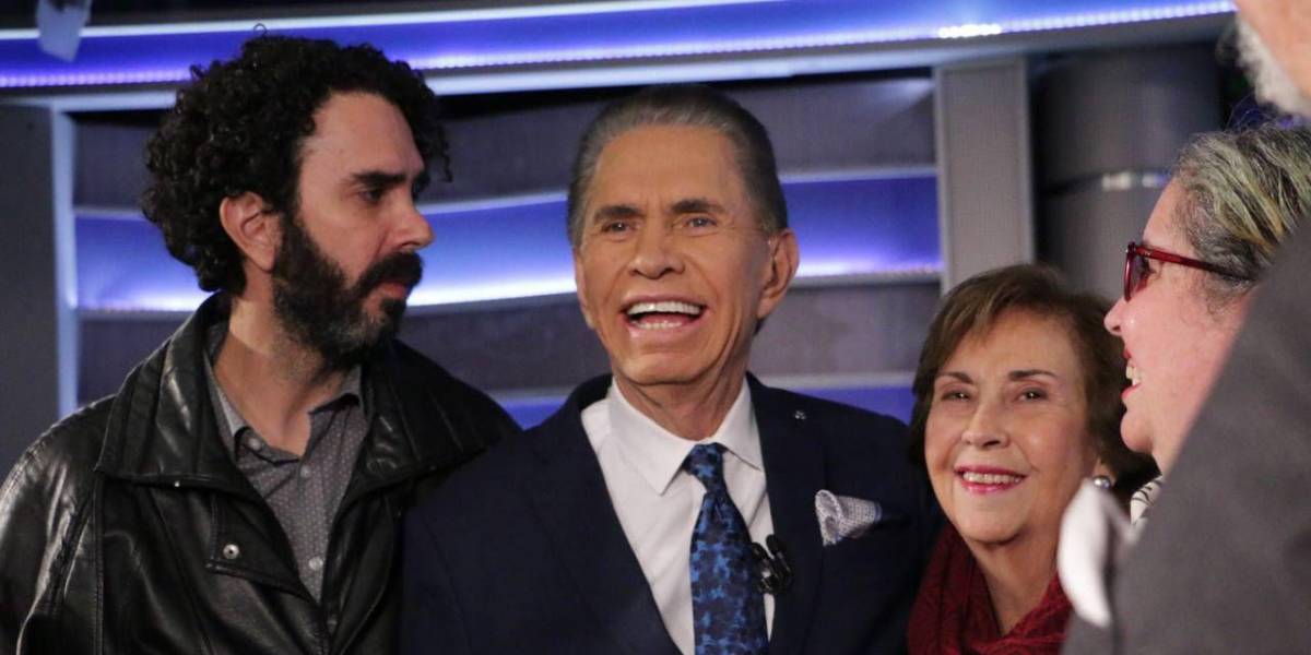Don Alfonso Espinosa de los Monteros junto a sus familiares en el set de Televistazo.