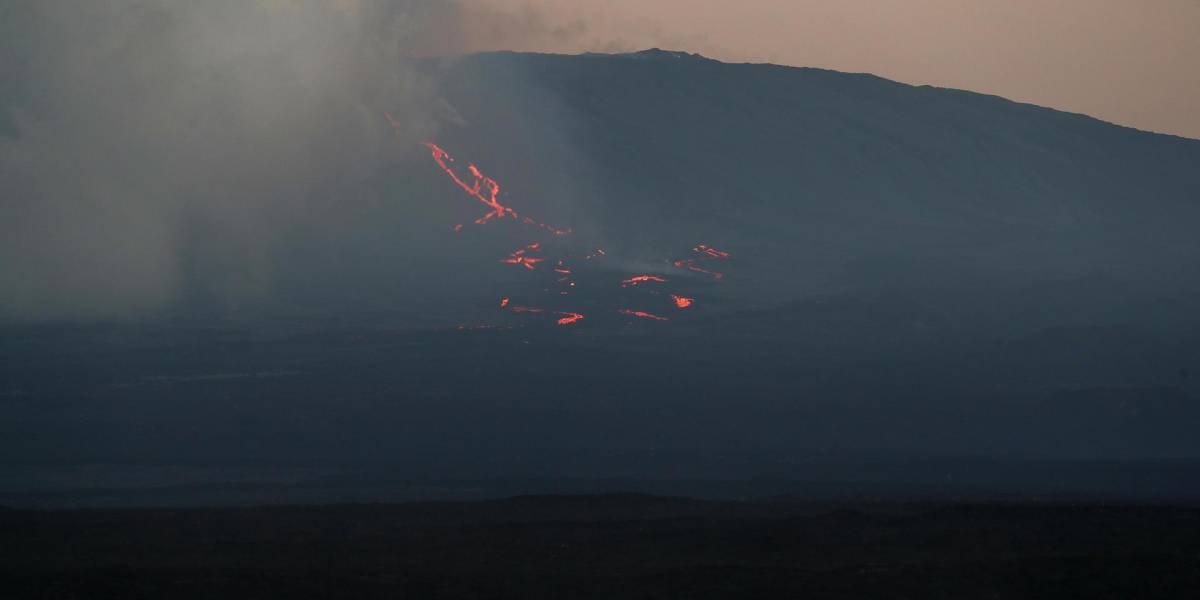 Varios científicos documentan el avance de la erupción del volcán La Cumbre, en Galápagos