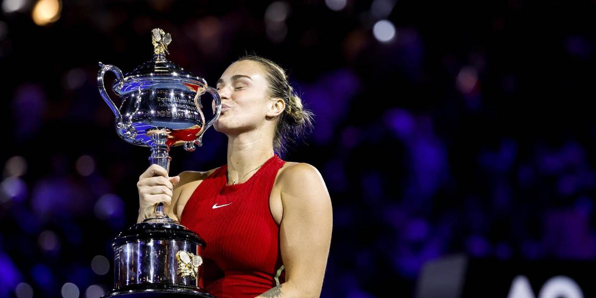Aryna Sabalenka, campeona del Abierto de Australia, tras derrotar a Zheng Qinwen