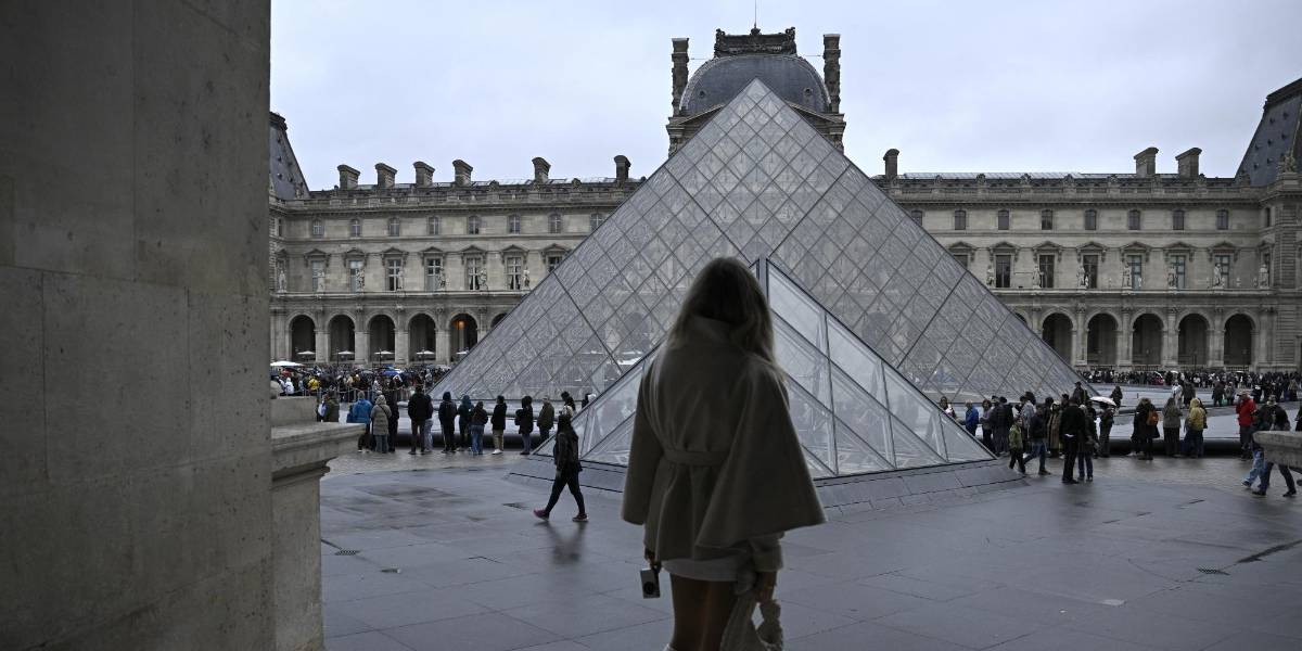 Dos hombres fueron detenidos en Francia por el robo de joyas en el Louvre