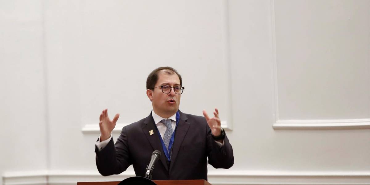 Familia de fiscal general de Colombia saldrá del país tras polémica con Petro