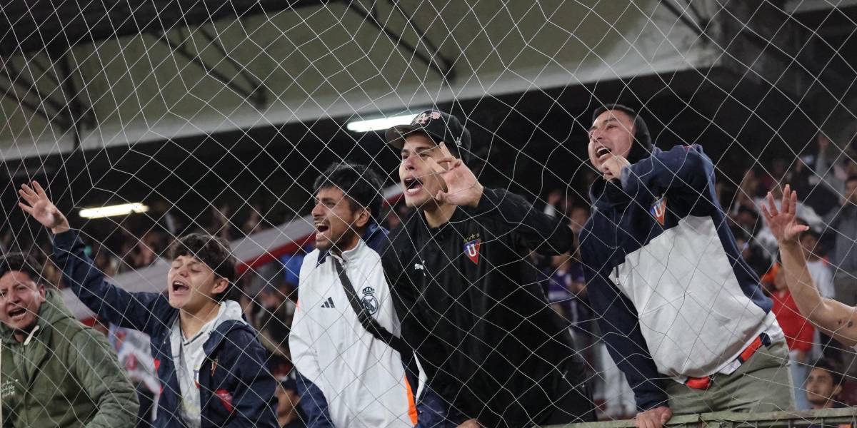 (VIDEO) Hinchas de Liga de Quito lanzaron fuegos artificiales al hotel del Botafogo antes del duelo por Copa Libertadores