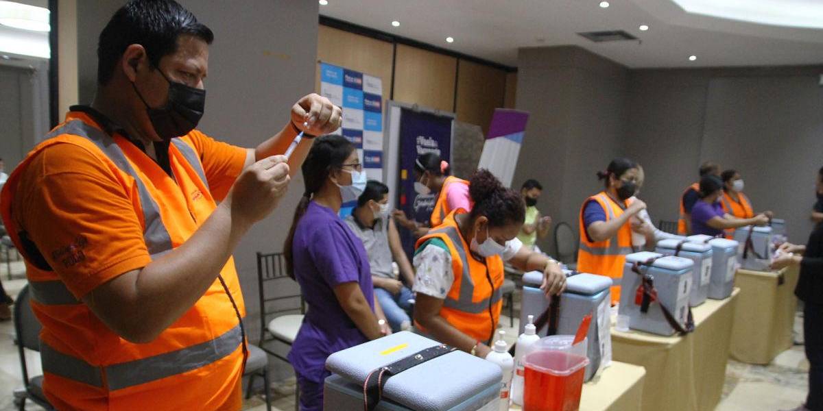 Desde hoy se prioriza aplicación de segundas dosis de vacunas Pfizer y Sinovac