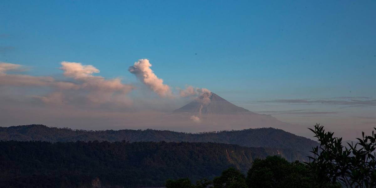 Advierten de caída de ceniza por explosiones en el volcán Sangay