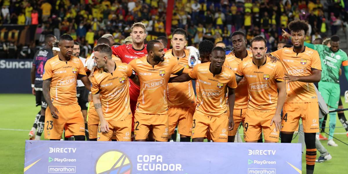 Un grupo de hinchas lanzó huevos al bus de Barcelona, tras quedar eliminado de la Copa Ecuador
