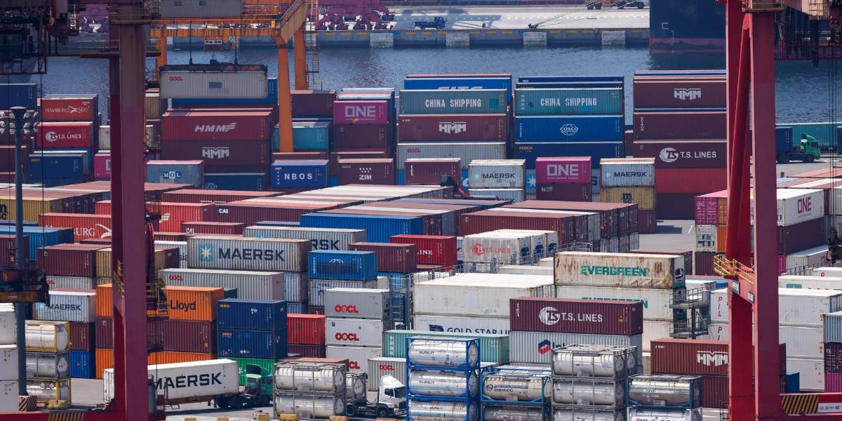 Los nuevos aranceles de Donald Trump entran en vigor y la guerra comercial con sus socios cobra fuerza