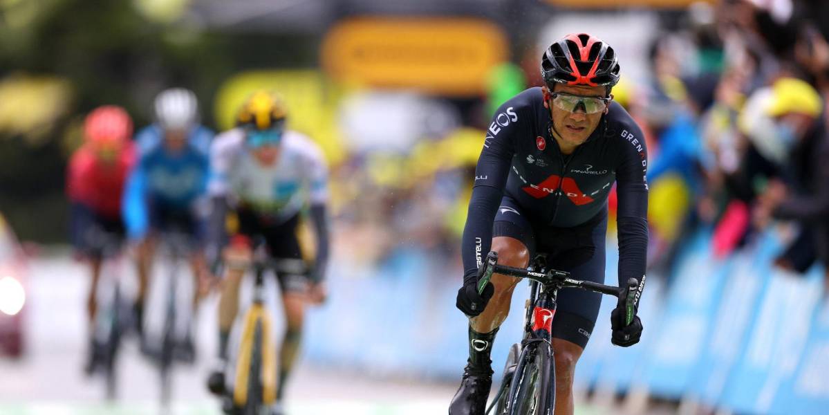 Carapaz asciende al podio del Tour de Francia