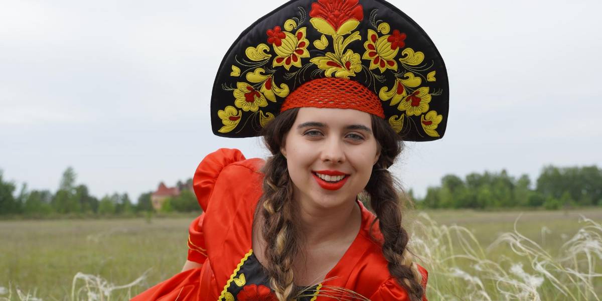 Fiestas de Quito 2023| ¿Te imaginas el chullita quiteño en ruso?: Dária Koróvina lo hace realidad