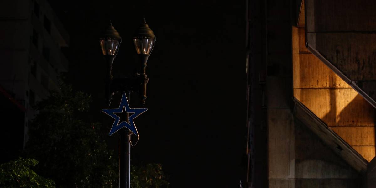 La renovación del alumbrado en la avenida 9 de Octubre, en Guayaquil, tardará seis meses