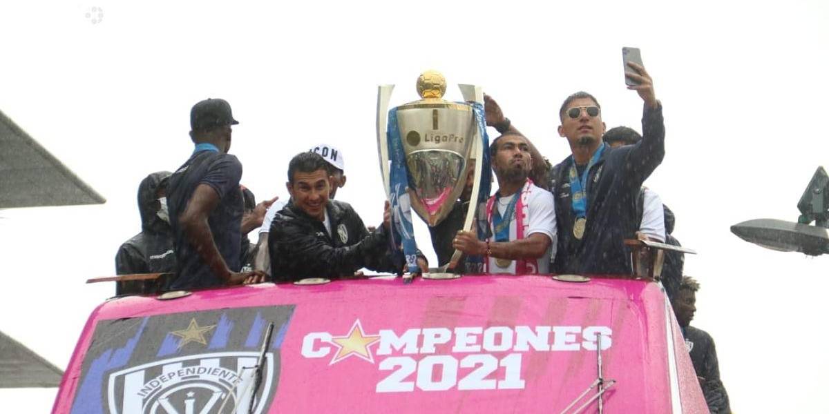 El Independiente del Valle pasea su primer título por Quito y Sangolquí