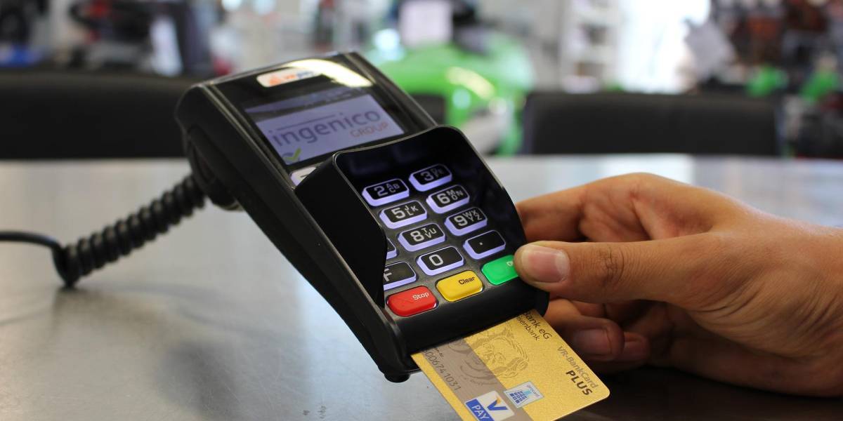 ¿Dónde denunciar cobros adicionales cuando se paga con tarjetas de crédito o débito?