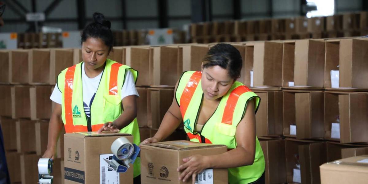 Consulta popular 2024 | El CNE inicia con la distribución de material electoral hacia el exterior