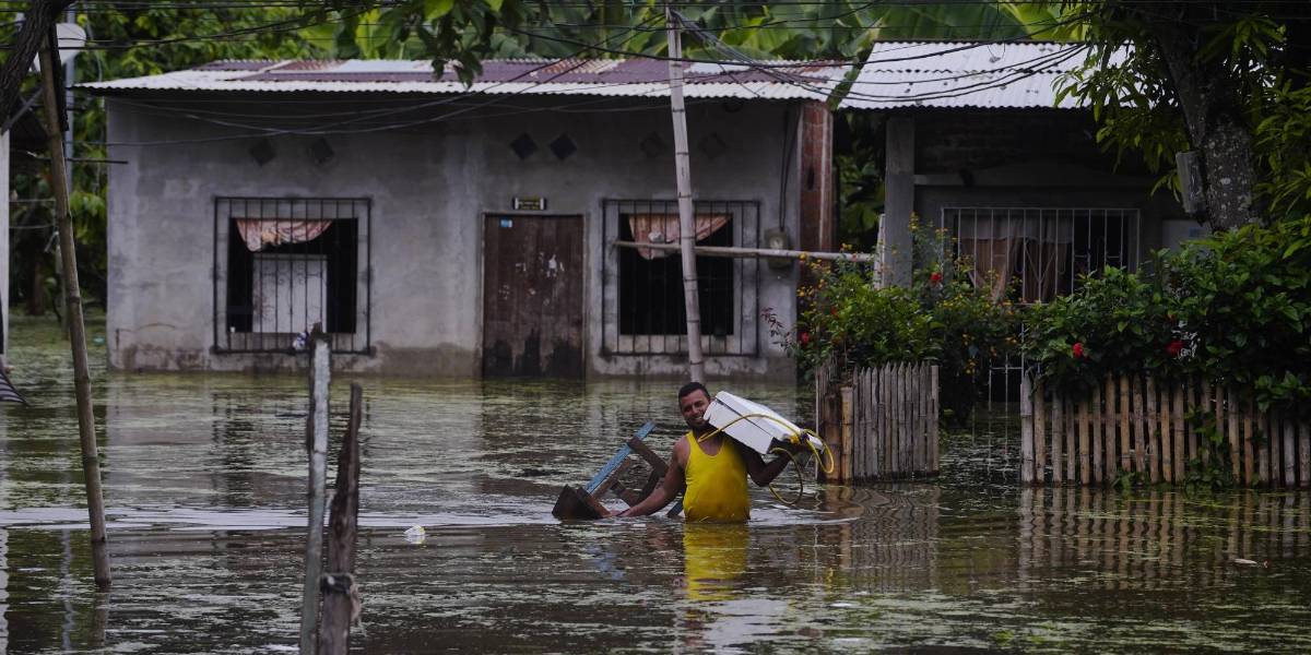 22 afluentes desbordados y 32 en alerta: el invierno sigue causando estragos en Ecuador
