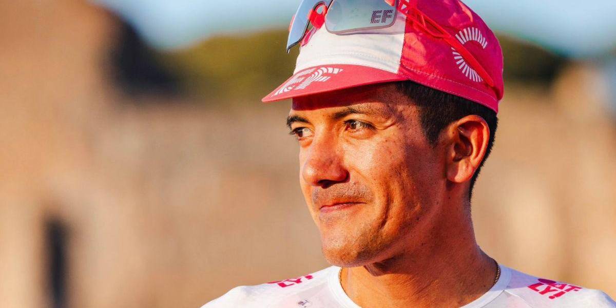 Richard Carapaz tranquiliza tras su caída en Il Lombardia: “¡Solo pintura y latas retorcidas!”