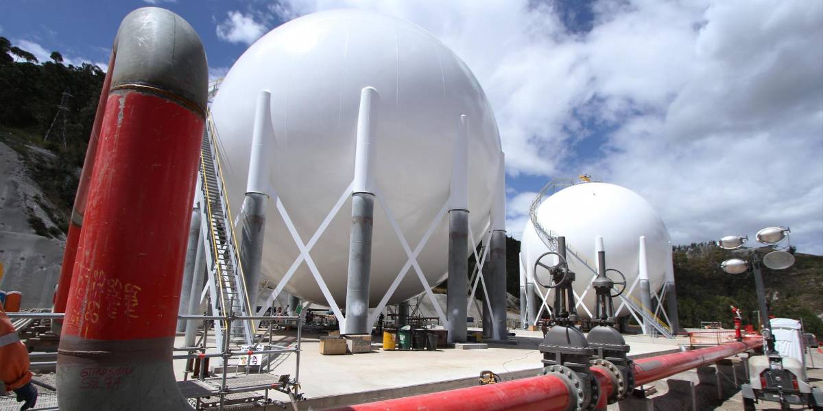 Petroecuador reubica esferas que almacenan gas, tras problemas en el poliducto Pascuales