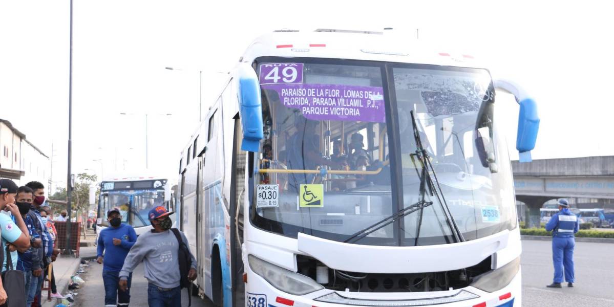 Las extorsiones paralizan dos líneas de buses en el noroeste de Guayaquil