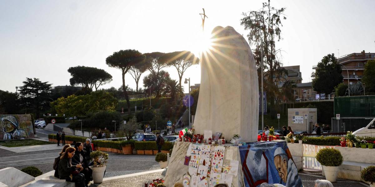 El Papa Francisco se estabiliza tras tres semanas hospitalizado y continúa su recuperación