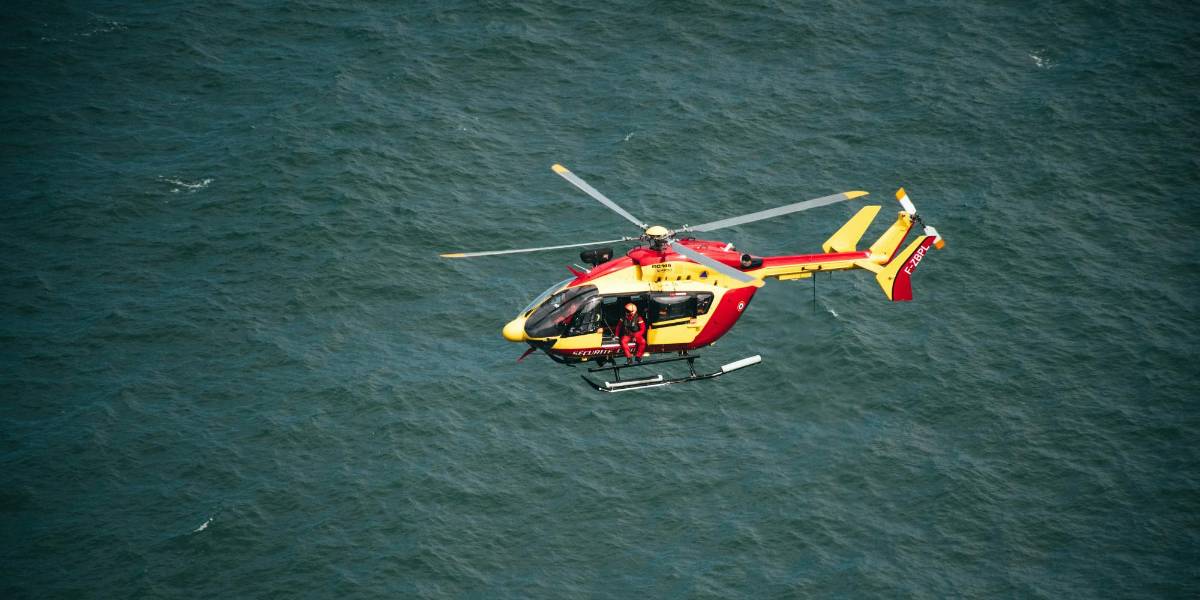 Francia: Helicóptero se accidenta en un estanque al intentar llenar su depósito de agua