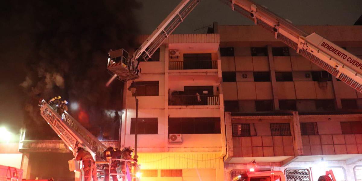 Incendio consume tres pisos de un edificio en la Bahía, centro de Guayaquil