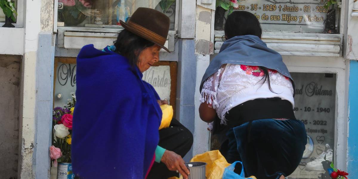 Día de Difuntos: en los cementerios de Ecuador se comparte la mesa con los muertos