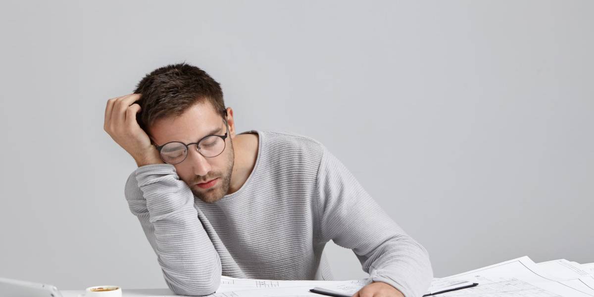 El cansancio es uno de los principales sintomas de una deficiencia de hierro.