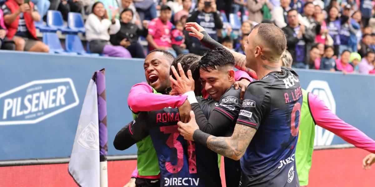 Jugadores de Independiente del Valle celebran el gol de Renzo López ante Mushuc Runa