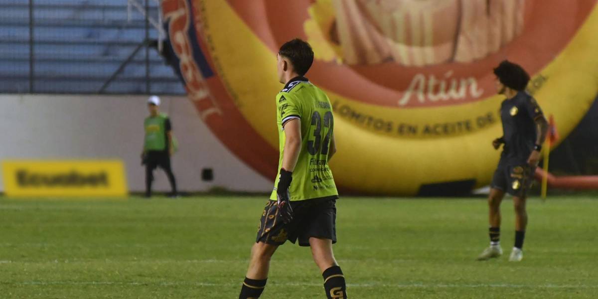 Aucas terminó con Ciccioli de arquero tras expulsión de Hamilton Piedra por agredir a un pasabolas en Manta