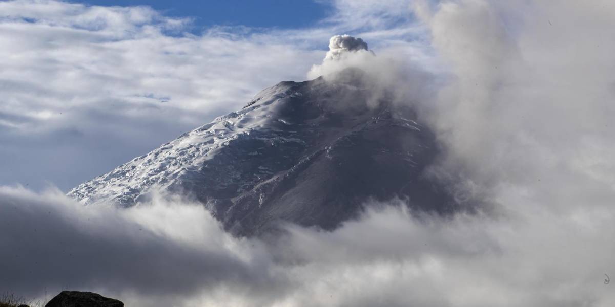 Volcán Cotopaxi: leve caída de ceniza en tres zonas aledañas de Latacunga