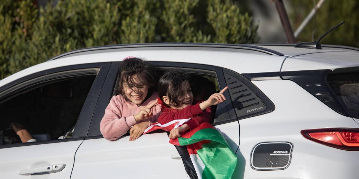 Alto el fuego en Gaza: Hamás libera a tres rehenes israelíes, mientras palestinos desplazados empiezan a regresar a casa