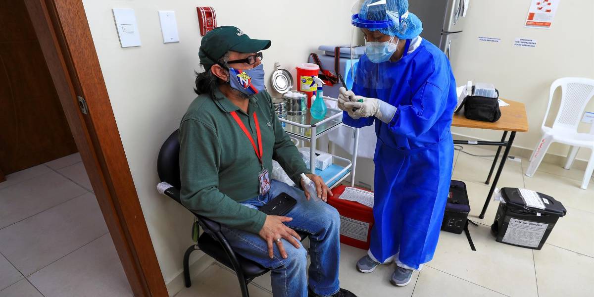 Ecuador prevé que nuevo pico de contagios se extienda hasta mediados de enero