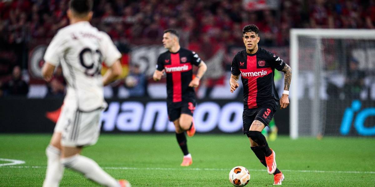 Piero Hincapié, sobre la posibilidad del triplete: “Esto es paso a paso, primero la Bundesliga y luego las finales”