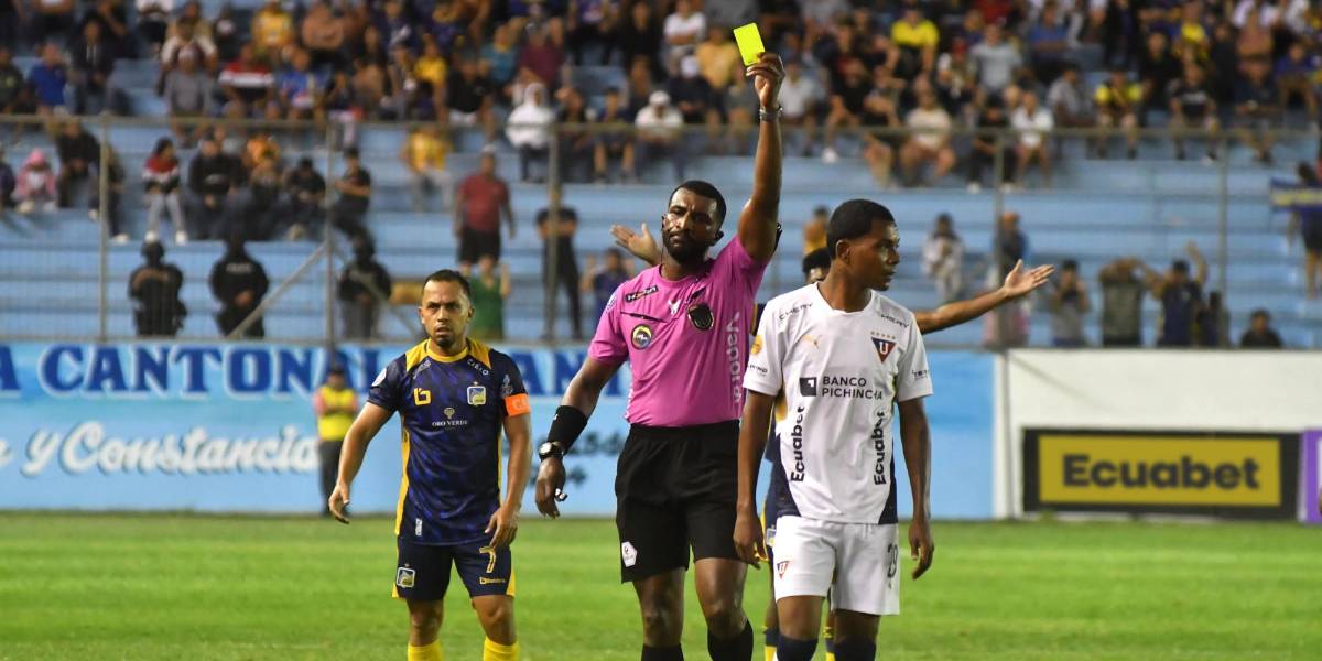 El insólito comentario del árbitro Lenin Quiñónez a un jugador del Delfín en la goleada de Liga de Quito