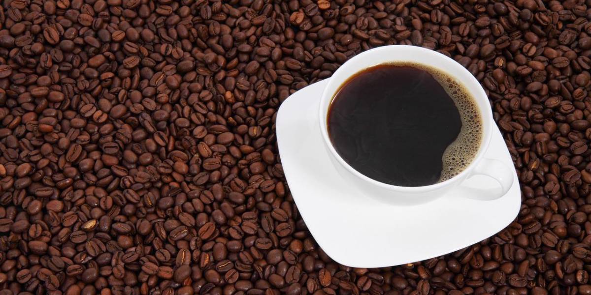 ¿Por qué no deberías calentar tu taza de café en el microondas?