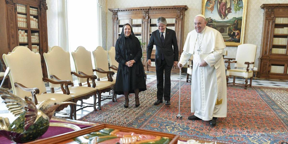 Lasso se reunió con el papa y le regaló un cuadro hecho por un preso