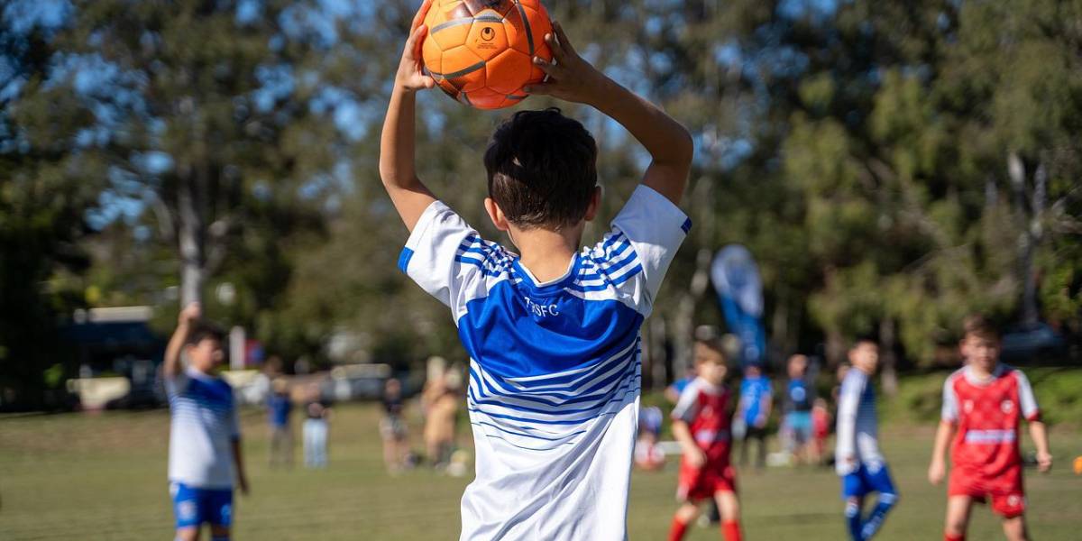 Daniel Noboa se reunirá con La Liga de España para replicar en Ecuador un proyecto de escuelas de fútbol e impacto social