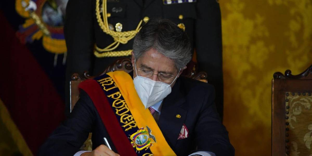 Guillermo Lasso deroga Reglamento a la Ley Orgánica de Comunicación y firma decreto para amnistía del récord crediticio