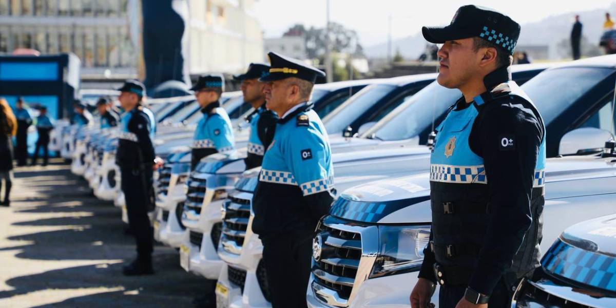 Quito: los Agentes Metropolitanos recibieron camionetas, cascos, gas pimienta, guantes, toletes