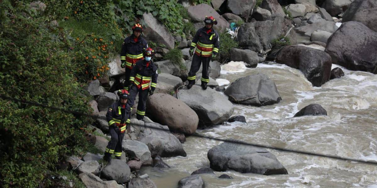 Quito: Cuerpo de Bomberos busca a hombre que cayó en la quebrada de Guápulo