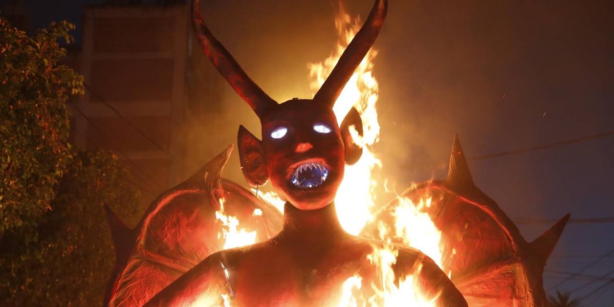 Miles de guatemaltecos queman al diablo pese a los riesgos de la tradición