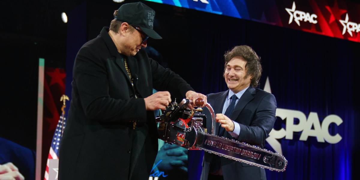 Javier Milei regala una motosierra a Elon Musk en un foro en Washington