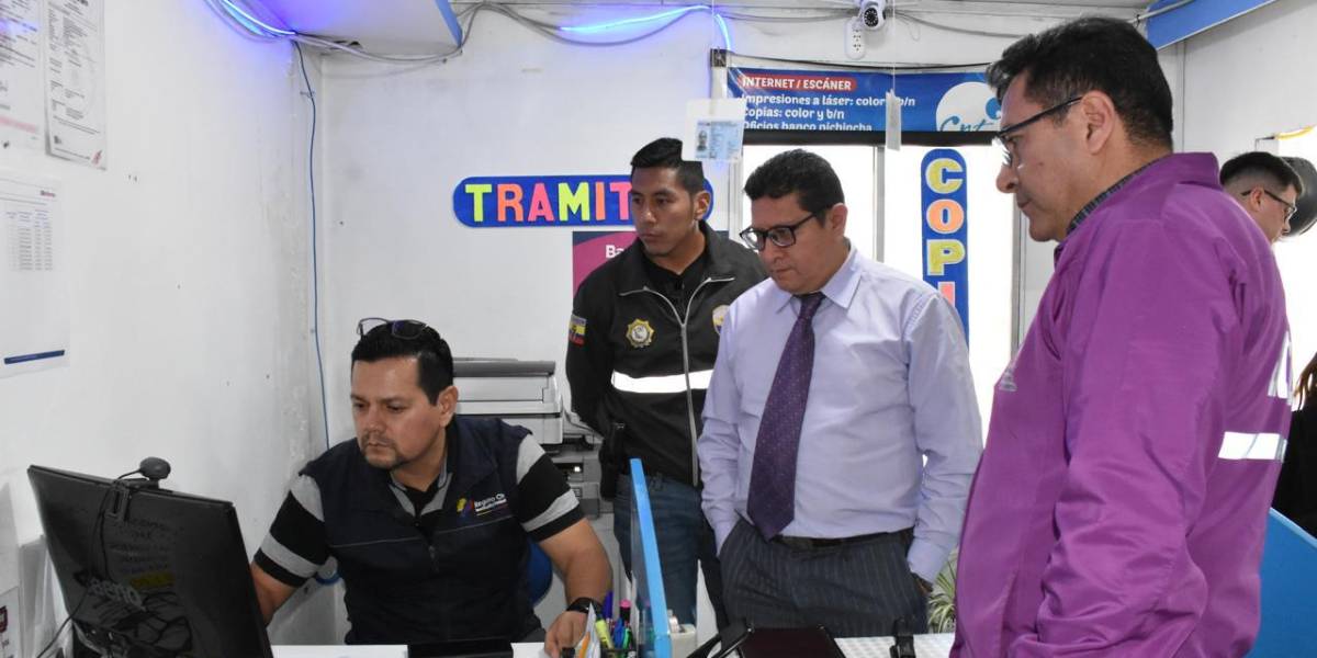 Las autoridades desplegaron operativos para controlar la posible venta de turnos falsos para cédulas o pasaportes, en Quito