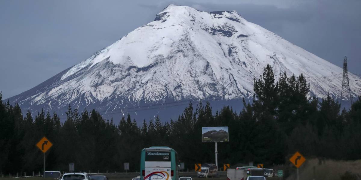 El volcán Cotopaxi emite ceniza que puede afectar a poblaciones cercanas